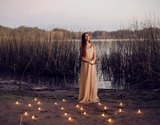 calçar tênis com vestido